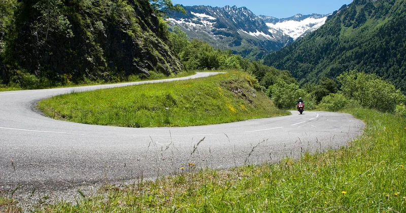 Virage en épingle en moto : la vraie difficulté