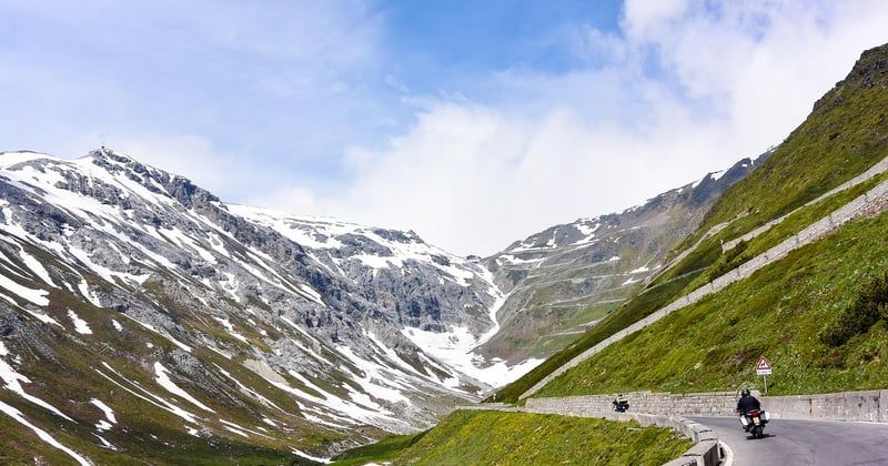 Les meilleures techniques pour négocier un virage en épingle