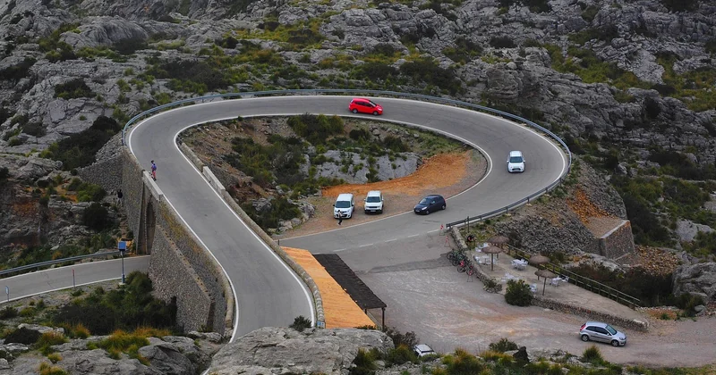 Les techniques clés pour négocier un virage en épingle proprement
