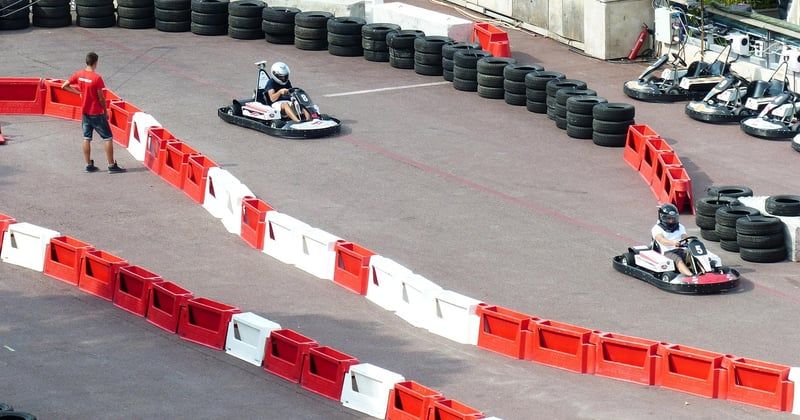 Karting en extérieur vs intérieur : quelles différences de pilotage ?